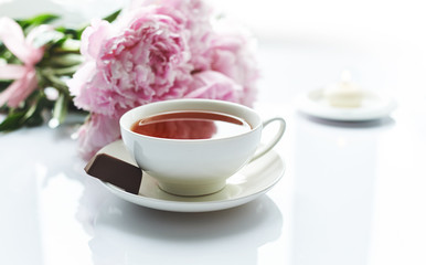Obraz na płótnie Canvas flowers and tea on table