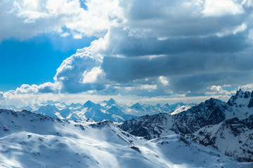 Fototapeta na wymiar sunny day on the ski slopes of Cervinia