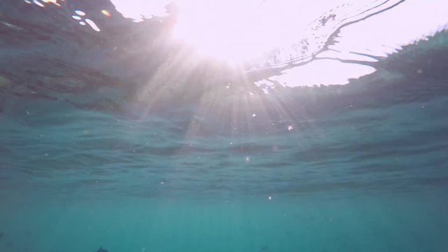 Sonnenstrahlen brechen sich im Wasser beim schnorcheln