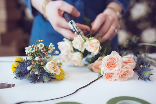 pr&eacute;parer un bouquet de fleurs et couper les tiges