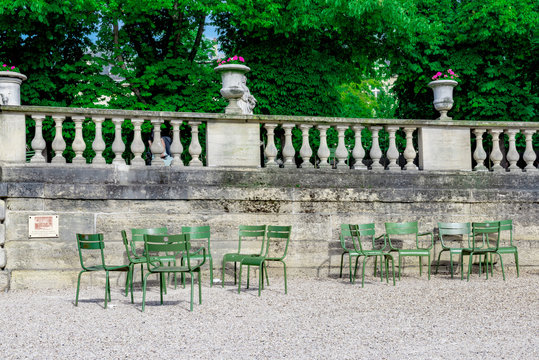 Jardin du Luxembourg, Paris, France. Senat, parc, chaises.