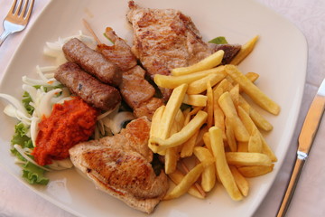 Grillplatte mit Pommes