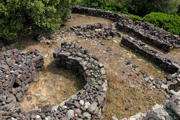 resti del villaggio del sito archeologico di Nuraghe Mannu presso Cala Gonone (Nuoro, Sardegna)