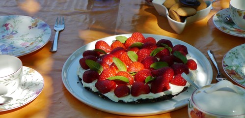 Erdbeerkuchen auf dem Kaffeetisch