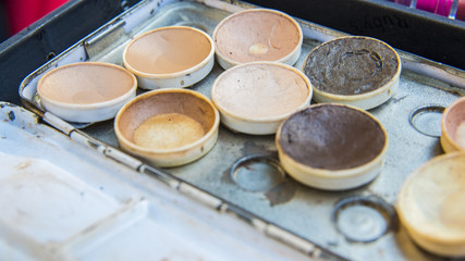 Dettaglio di una palette di trucchi per pennelli