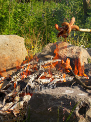 making a sausage on a fire
