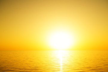 Obraz na płótnie Canvas the sun to set over the sea horizon
