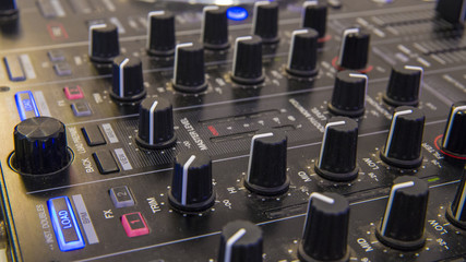 Dettaglio di un mixer professionale ed è una apparecchiatura utilizzata per mixare...