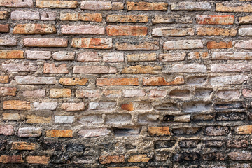 Naklejka premium Brown brick wall in an old contemporary temple in Thailand