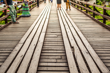 Obraz premium (Mon Bridge) Wooden bridge over the river in Sangkhlaburi District, Kanchanaburi, Thailand.
