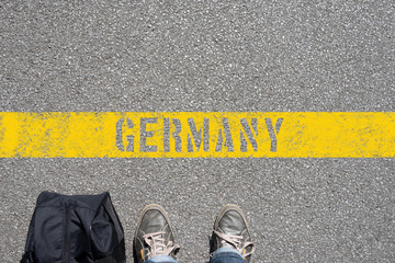 Ein Mann mit einer Tasche an der Grenze zu Deutschland