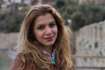 Obraz premium Head and shoulders portrait of smiling beautiful woman