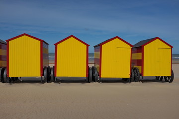 Fototapeta na wymiar Roulottes ou cabines de plage. 