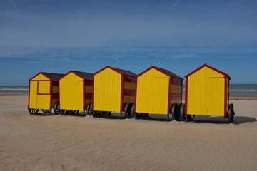 Roulottes ou cabines de plage.  