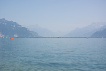 Fototapeta premium A view of Lake Geneva (or Lac Léman) in the summertime