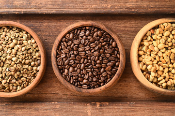 Fototapeta premium Freshly coffee beans in bowl for background