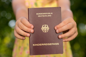 Mädchen zeigt deutschen Kinderreisepass - obrazy, fototapety, plakaty