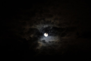 Obraz na płótnie Canvas lune et nuages