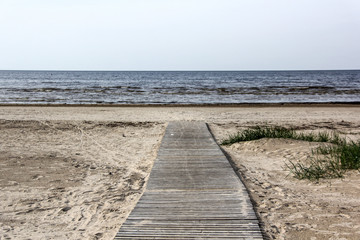 Fototapeta na wymiar wooden trail to the sea