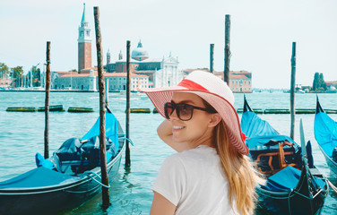 Turista a Venezia con gondole e porto sul mare © Aldeca Productions