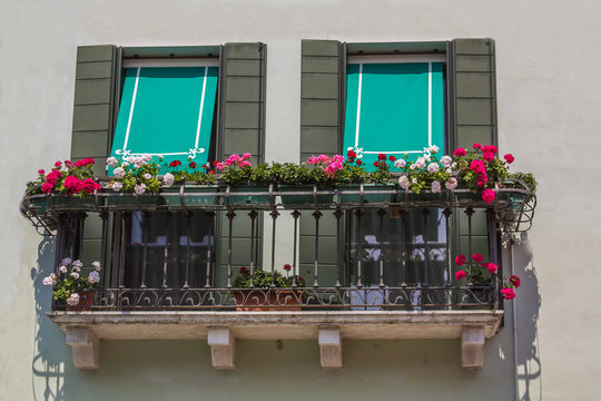 Romantico balcone fiorito a Burano