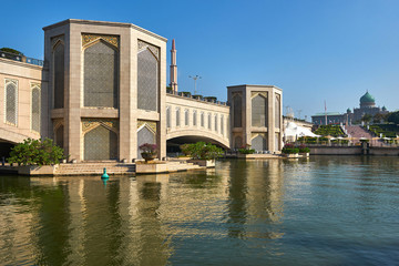 Naklejka premium Putra bridge in Putrajaya, Malaysia