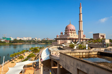 Obraz premium Masjid Putra Mosque in Putrajaya, Malaysia