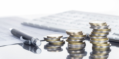 Finanzen, Euro Münzstapel, Kugelschreiber, Tabellen,  und Taschenrechner, Panorama, Hintergrund
