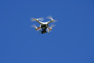 Un drone dans le ciel bleu