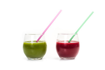 Vasos con zumo de kiwi y zandia sobre fondo blanco aislado vista de frente