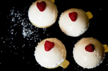 Brownie raspberry ice cream. Is massovoe cake from a mousse-cream, generovani raspberries without sugar,and the base of biscuit and cream.The mirror is decorated with icing,fresh raspberries and a