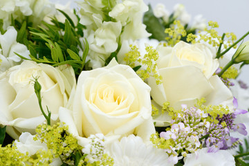 Obraz premium bunch of flowers with white roses