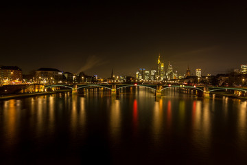 Obraz premium Frankfurter Skyline bei Nacht - von der Flößerbrücke
