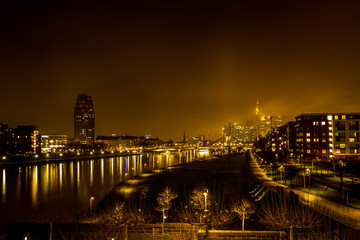 Mainufer Frankfurt in einer nebeligen Nacht