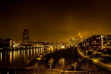 Foto op Plexiglas Mainufer Frankfurt in einer nebeligen Nacht © Beatrice