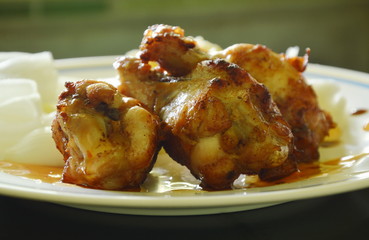 fried chicken drumstick with slice vegetable dressing mayonnaise on plate