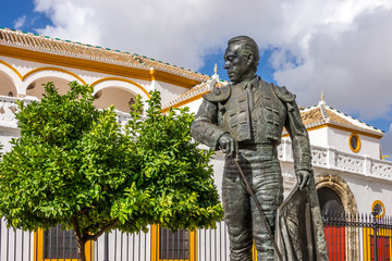 Stierkampfarena in Sevilla mit der Statue eines Toreros