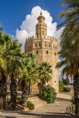 Fototapeta na wymiar Der Goldturm zählt zu den Wahrzeichen Sevillas
