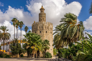 Fototapeta na wymiar Der Torre del Oro gehörte zur historischen Stadtbefestigung des Sevilla