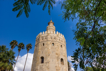 Fototapeta na wymiar Der zwölfseitige Torre del Oro ist ein Wahrzeichen von Sevilla