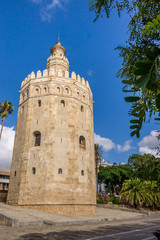 Fototapeta na wymiar Der Torre del Oro in Sevilla als Teil der alten Stadtbefestigung