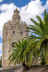 Fototapeta na wymiar Der Torre del Oro in Sevilla als Teil der alten Stadtmauer