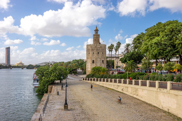 Promenade am Guadalquivir in Sevilla mit Blick auf den Torre del Oro