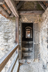Enger Durchgang in der alten Stadtmauer von Rothenburg ob der Tauber