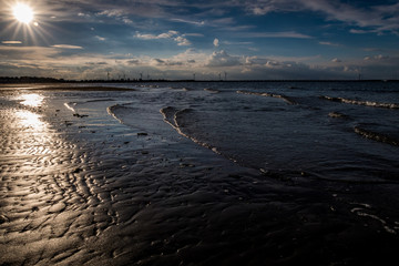 Wellen und Strand am Meer bei Sonnenuntergang, Holland