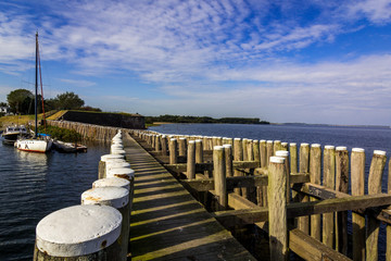 Obraz premium Holzsteg, Bootsanleger in Holland am Meer