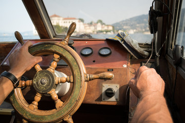 Al timone della barca © nicolagiordano
