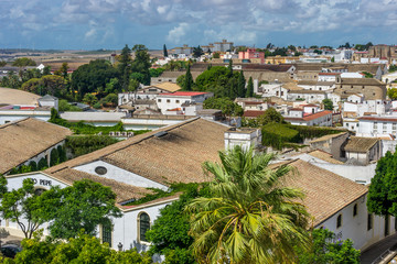 Über den Dächern der andalusischen Stadt Jerez de la Frontera