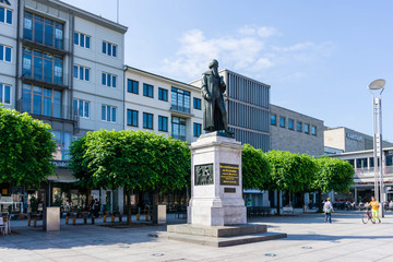 gutenbergdenkmal gutenberg-denkmal in Mainz bei blauen Himmel