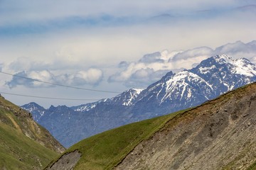 Fototapeta na wymiar Горный пейзаж, красивый вид на живописное ущелье, горы и природа Кавказа